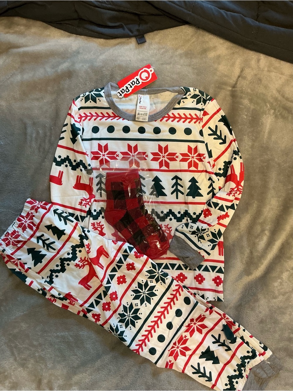 PatPat Red, Green & White Holiday Kids Pajama Set with Plaid Socks